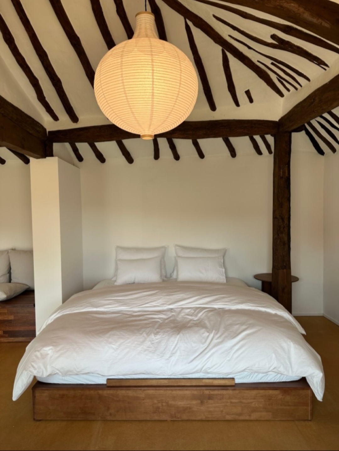 🌸 본채 — 감성 숙면과 따뜻한 쉼의 공간